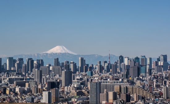 Japan Kompakt ab Tokio: Tokyo downtown building with Mountain Fuji on a clear day