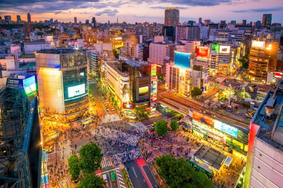 Japon compact de Tokyo: Shibuya Crossing from top view at twilight