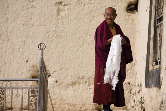 Spektakuläres Yunnan & Tibet ab Kunming: Monk in Songzanling Monastery