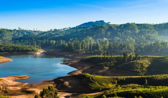 Sri Lanka im Sommer ab Colombo: Hatton Castlereigh reservoir surrounded by tea plantations