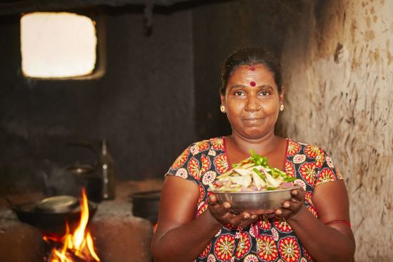 Sri Lanka im Sommer ab Colombo: Woman preparing food