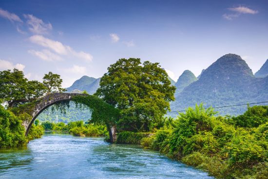 Féerie du sud de la Chine de Shanghai: Yangshuo at the Dragon Bridge spanning the Li River