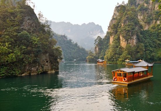 Féerie du sud de la Chine de Shanghai: Zhangjiajie National Forest Park Baofeng Lake in the Wulingyuan Scenic Area