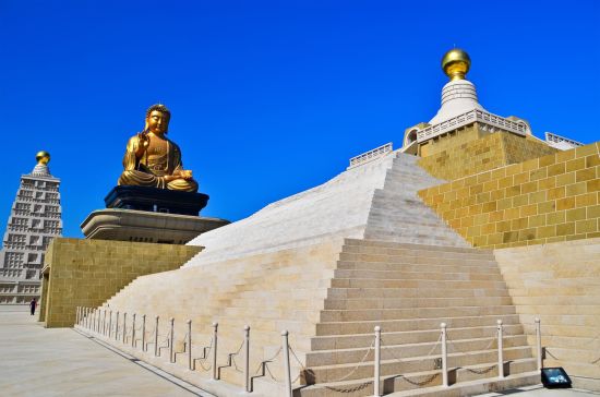 Les hauts lieux de Taïwan de Taipei: Golden Buddha statue and Chinese temple in Kaohsiung