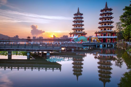 Les hauts lieux de Taïwan de Taipei: Lianchihtan Scenic area at sunrise in Kaohsiung