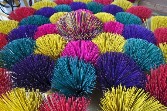 L'éclat du Vietnam - de Hanoï à Saigon de Hanoi: Various colors of Incense