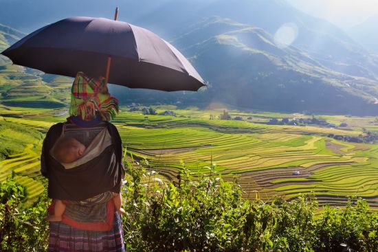 Abenteuer Sapa «Hiking Package» ab Hanoi: Sapa: Hmong woman with child