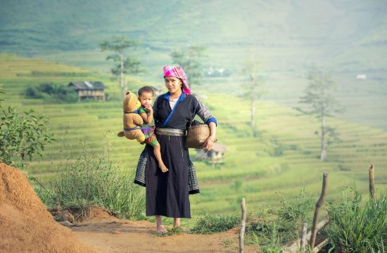 Abenteuer Sapa «Hiking & Biking Package» ab Hanoi: Vietnam Mother and daughter in rice terraces,Tu Le Lao Cai