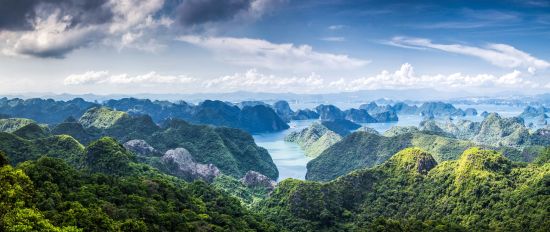 Impressionen Nordvietnams & Halong Bay Kreuzfahrt ab Hanoi: Halong Bay scenic view from Cat Ba island