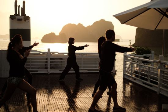 Halong Bucht Kreuzfahrten mit «The Au Co» ab Hanoi: activities: Morning Tai Chi 