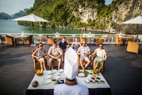 Croisières dans la baie de Halong avec «Bhaya Premium» de Hanoi: activities: Cooking Demonstration 
