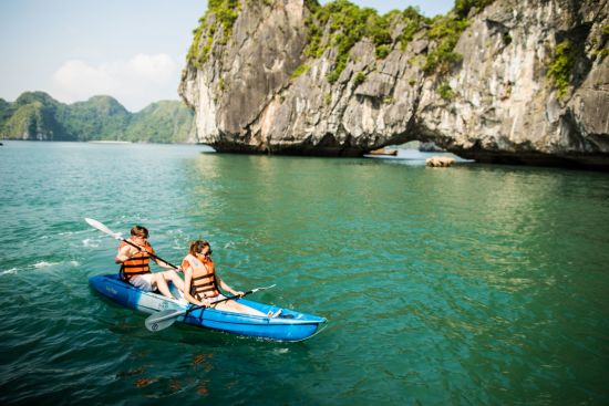 Croisières dans la baie de Halong avec «Bhaya Premium» de Hanoi: activities: Kayaking