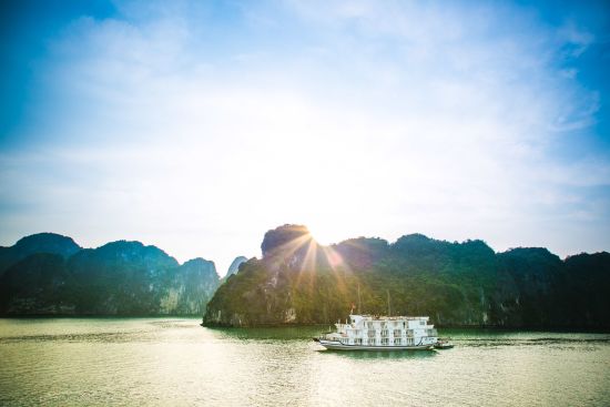 Croisières dans la baie de Halong avec «Bhaya Classic» de Hanoi: exterior: Bhaya Classic 