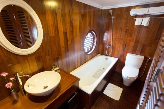 Croisières dans la baie de Halong avec «Bhaya Classic» de Hanoi: room: Terrace Suite Cabin | Bathroom
