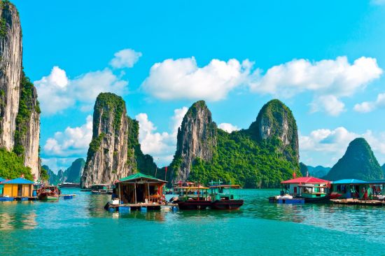 Croisières dans la baie de Halong avec «Bhaya Premium» de Hanoi: Halong Bay: Floating village and rock islands