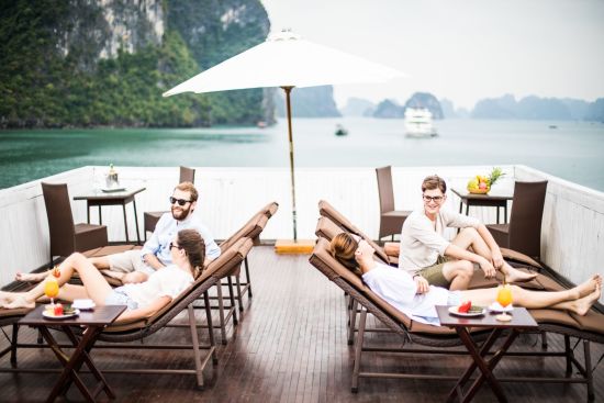 Croisières dans la baie de Halong avec «Bhaya Premium» de Hanoi: activities: Relaxing Sundeck