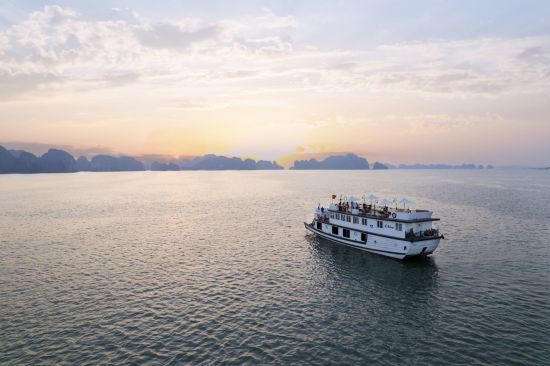 Croisières dans la baie de Halong avec «Bhaya Premium» de Hanoi: exterior: beach: exterior: Boat Sunset