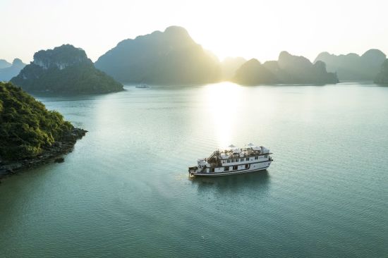Croisières dans la baie de Halong avec «Bhaya Premium» de Hanoi: exterior: Boat