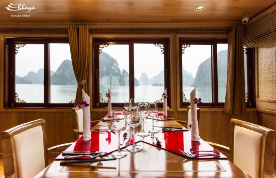 Croisières dans la baie de Halong avec «Bhaya Premium» de Hanoi: f&b: Restaurant
