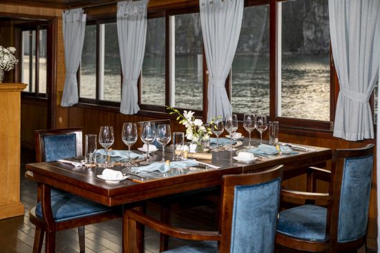 Croisières dans la baie de Halong avec «Bhaya Premium» de Hanoi: f&b: Restaurant