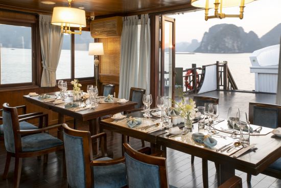 Croisières dans la baie de Halong avec «Bhaya Premium» de Hanoi: f&b: Restaurant