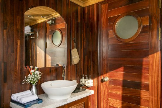 Croisières dans la baie de Halong avec «Bhaya Premium» de Hanoi: room: Bhaya Legend | Premium Balcony Cabin | Bathroom