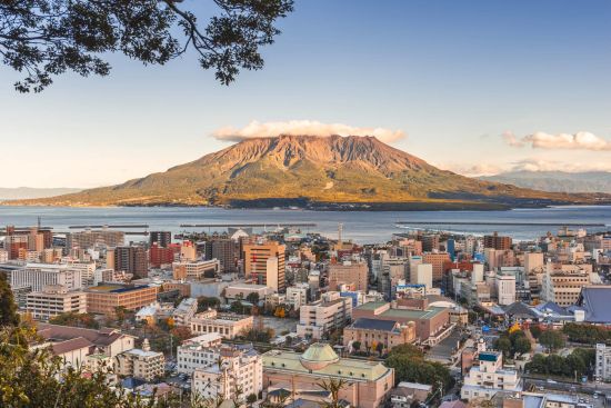 Vielfältiges Japan ab Tokio: Kagoshima skyline with Sakurajima at dusk