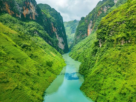 Nord Vietnam sauvage de Hanoi: Aerial view of Nho Que River on a foggy morning