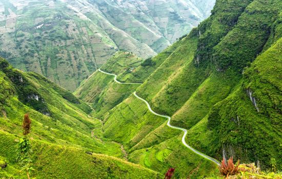 Nord Vietnam sauvage de Hanoi: Pass road hugs the mountain plateau of Dong Van
