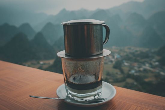Nord Vietnam sauvage de Hanoi: Vietnam Coffee with mountain range in background