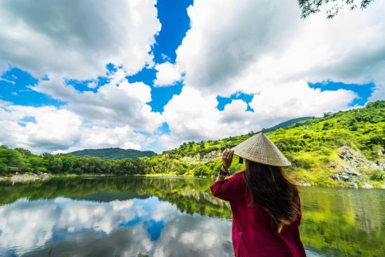 Nord Vietnam sauvage de Hanoi: Vietnamese girl standing in front of Ba Be lake