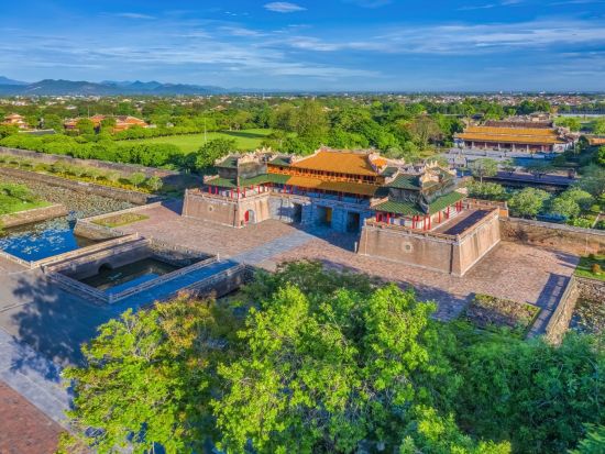 Le centre du Vietnam avec délectation de Hué: Hue: View of the Meridian Gate and Imperial City