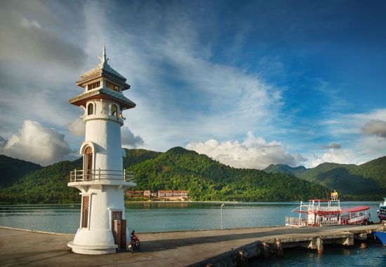 Individuelles Inselhüpfen im Golf von Thailand ab Ko Chang: Ko Chang: Lighthouse at the sea pier