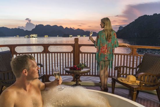 Croisière dans la baie mystique de Lan Ha à bord du «Ylang» de Hanoi: ylang-regency-suite-front-balcony-jacuzzi