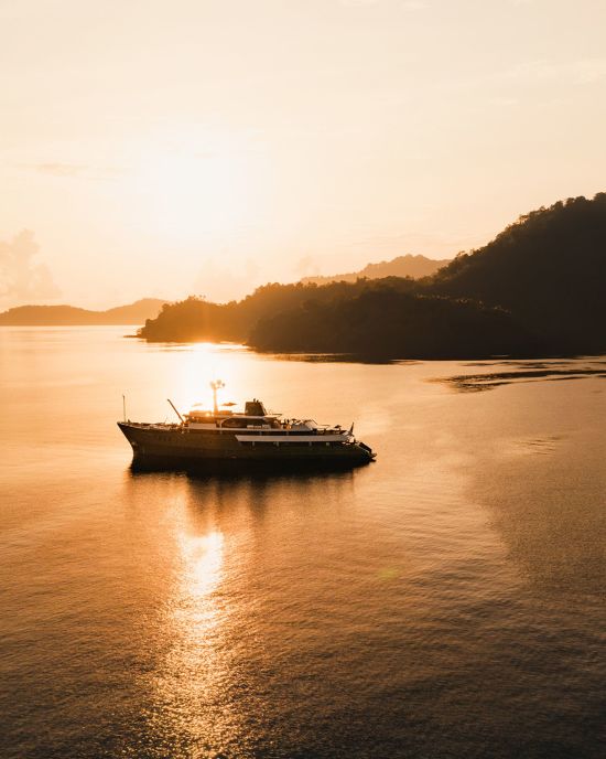 Croisière dans le Triangle de Corail en Indonésie (Komodo - Bali) de Labuan Bajo: opinion: sunset