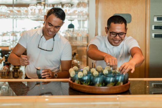 Kreuzfahrt im Korallendreieck Indonesiens (Komodo - Bali) ab Labuan Bajo: f&b: Bar Crew
