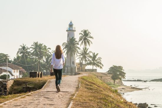 Wildes Süd-Sri Lanka ab Colombo: Galle: Tourist walks along the promenade near the ocean