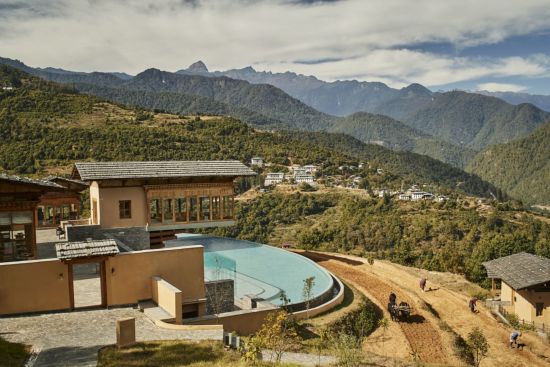 Six Senses Bhutan für Geniesser ab Paro: location: Flying Farmhouse and paddy fields