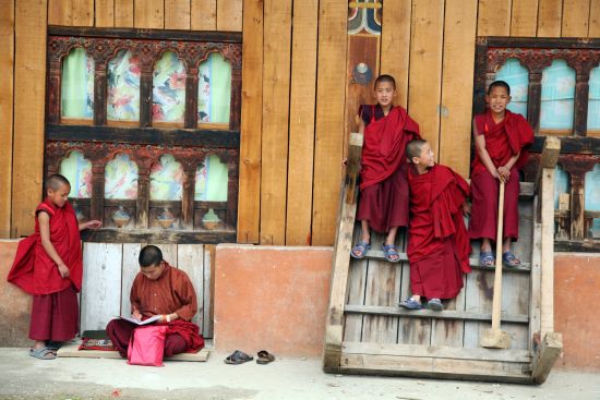 En route sur le Trans Bhutan Trail de Paro: Young monks