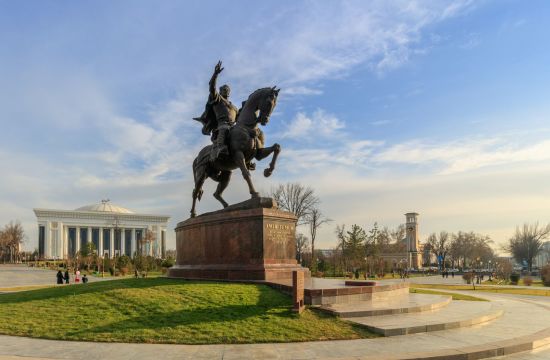 Découvrir la fabuleuse Route de la Soie en train de Tachkent: Amir-Timur-Denkmal im Zentrum Taschkents