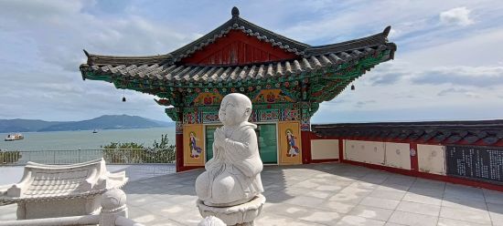 Circuit en voiture de location «Sud de la Corée» de Séoul: Buddhist temple in front of the sea