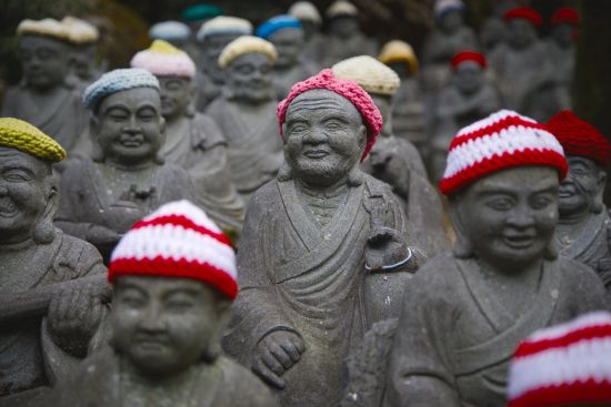 Aventure en famille au Japon de Tokyo: Statuettes of Buddha disciples in the hats in Daisho-in Temple