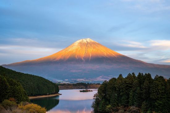 Japans unbekannte Seite ab Osaka: Tanuki Lake, reflecting the majestic silhouette of Mount Fuji