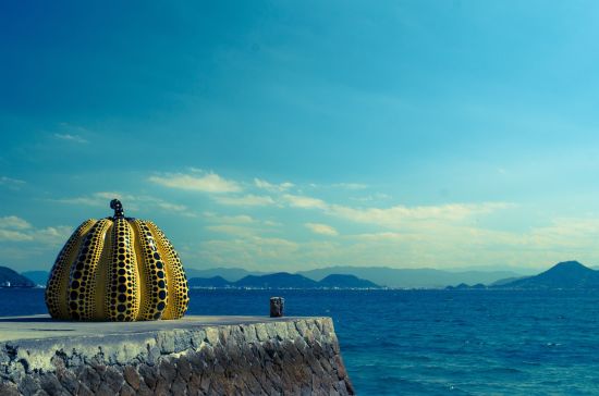 Japans unbekannte Seite ab Osaka: Pumpkin sculpture in Naoshima