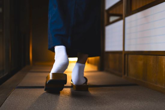 Japans heilende Onsen ab Tokio: Man in kimono with tabi white socks and geta shoes