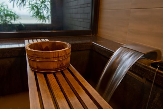 Les onsen curatifs japonais de Tokyo: Bathtub and washbasin in onsen