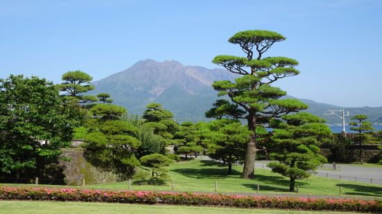Kyushu – L'île ardente du Japon de Kagoshima: View of Sakurajima from Sengan-en garden
