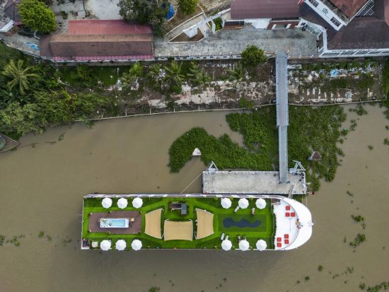 Avec la « Mekong Discovery » dans le delta du Mékong de Siem Reap: exterior: RV Mekong Discovery from above