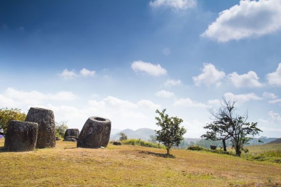 Ebene der Tonkrüge ab Vientiane: Phonesavan: Plain of jars