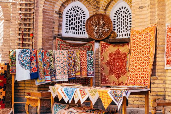 Leserreise SonntagZeitung und Berner Zeitung - Faszination Seidenstrasse de Tachkent: A wide range of handmade items at the Bazaar Khiva